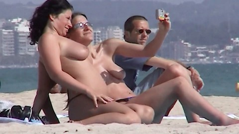 Donne nude in spiaggia, nudist